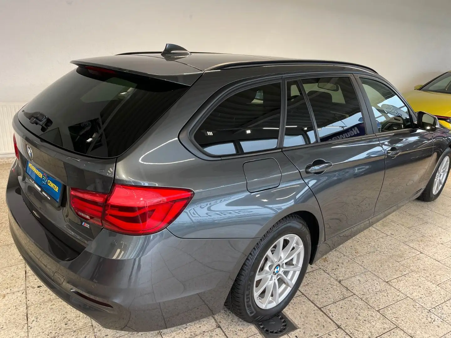 BMW 320 Baureihe 3 Touring 320d 8-fach-bereift Gris - 2