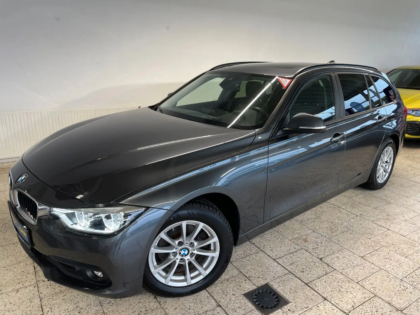 BMW 320 Baureihe 3 Touring 320d 8-fach-bereift Gris - 1