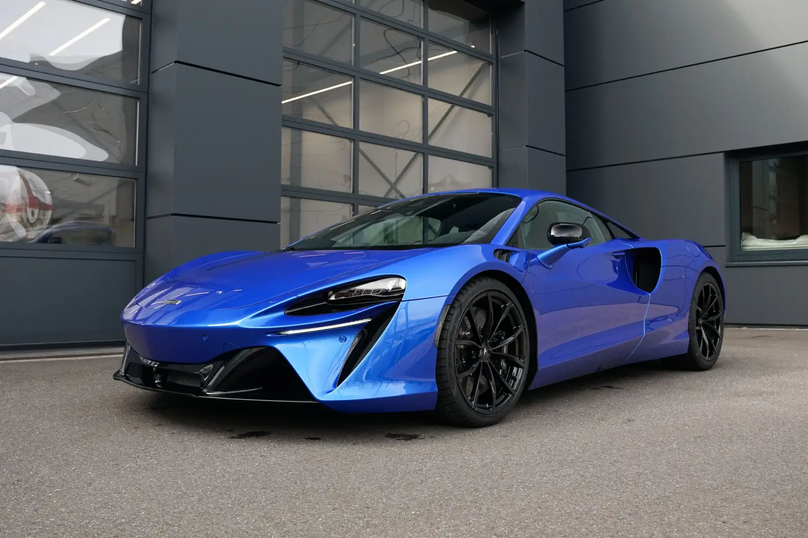 McLaren Artura Performance Black Pack Blue - 2