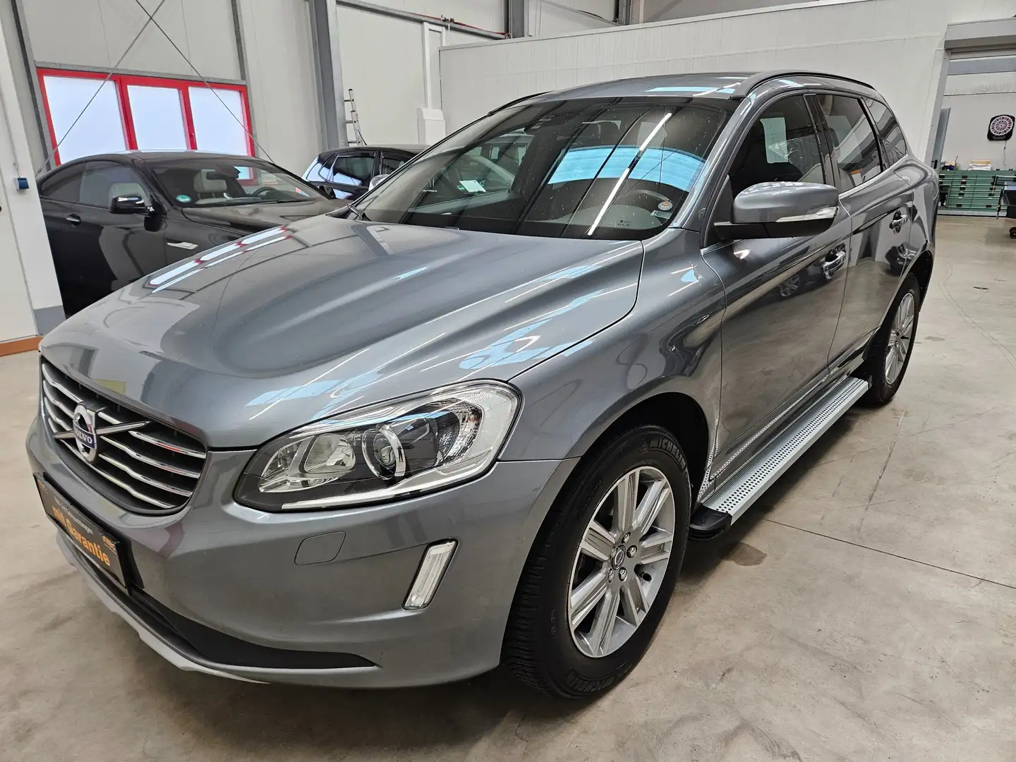 Volvo XC60 Momentum 2WD Aus 1er Hand Grau - 2