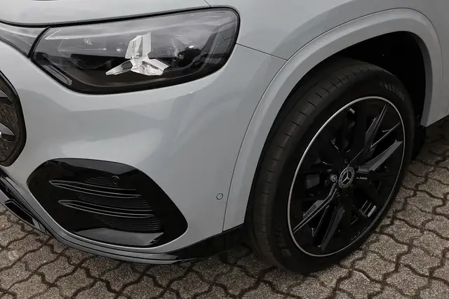 Mercedes-Benz GLB view 3