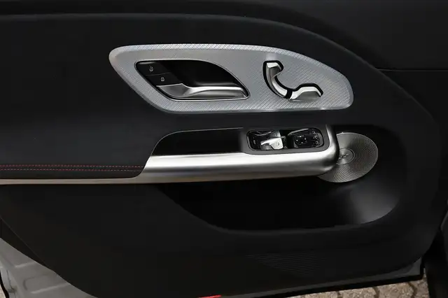 Mercedes-Benz GLB view 12