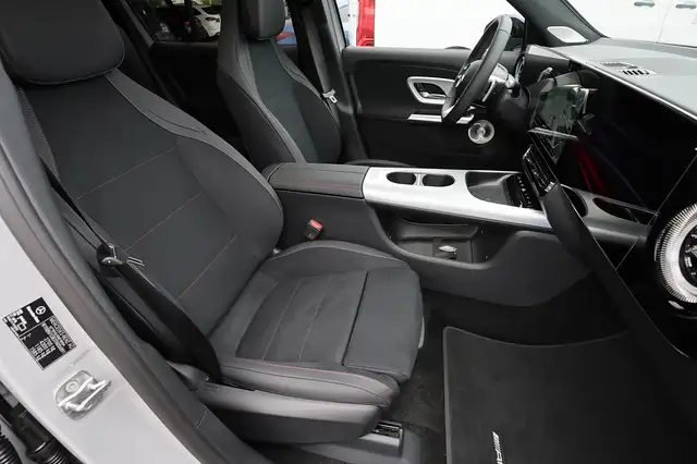 Mercedes-Benz GLB view 4