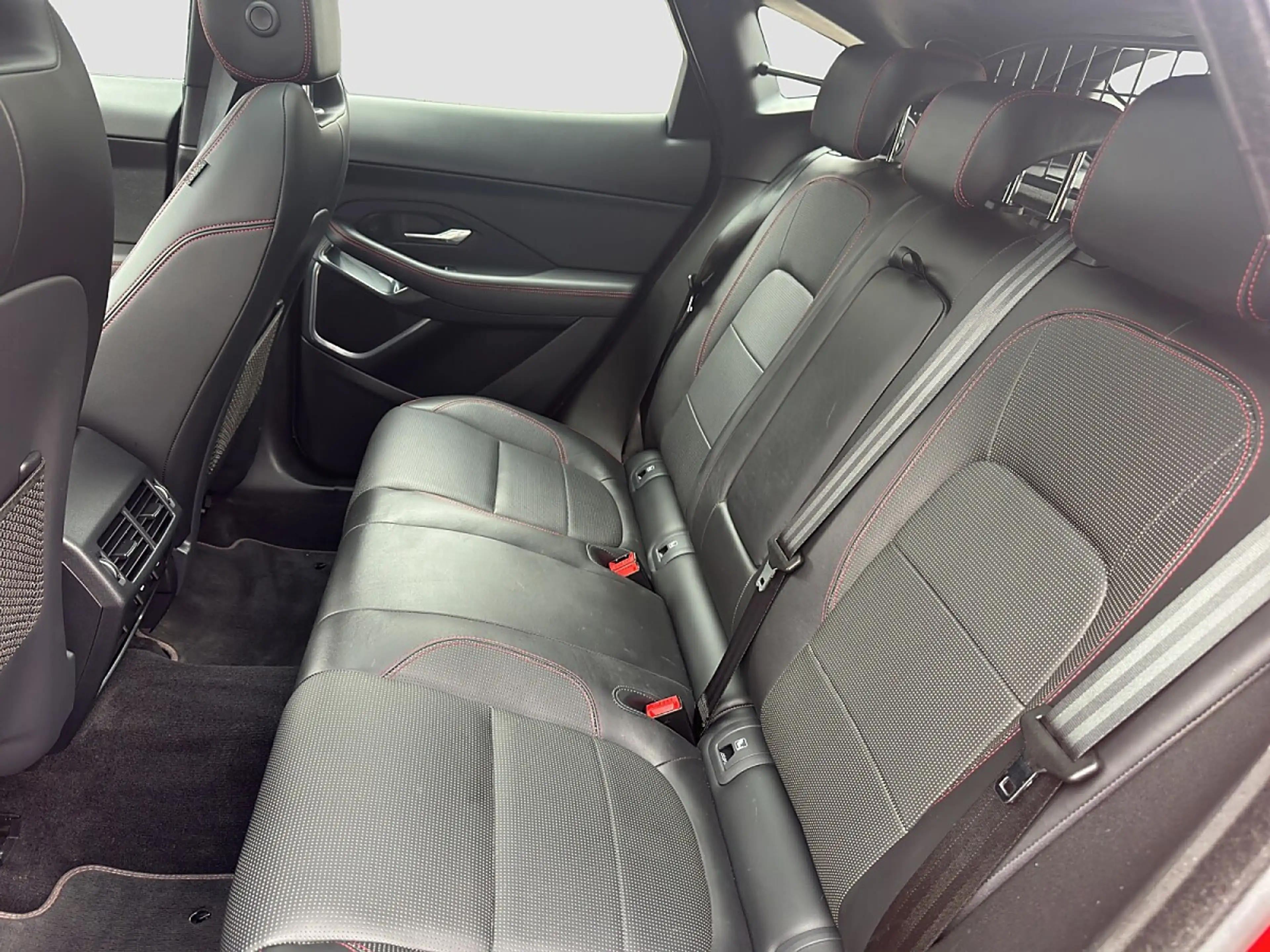 Jaguar E-Pace 2.0DI4 D180 First Edition AWD Aut. — photo 14