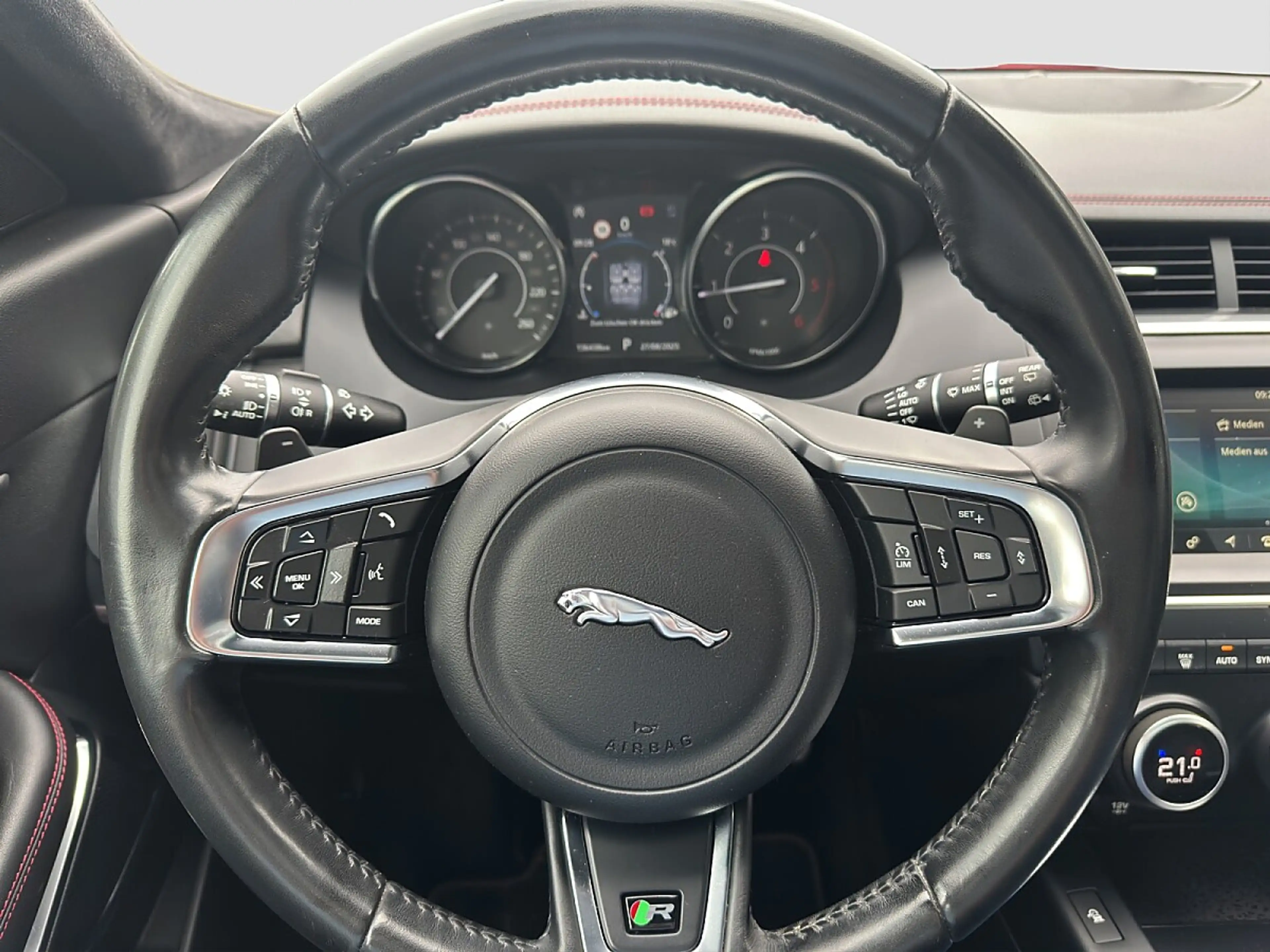 Jaguar E-Pace 2.0DI4 D180 First Edition AWD Aut. — photo 11