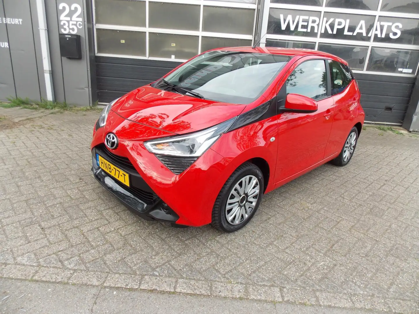 Toyota Aygo 1.0 VVT-i x-play Automaat Camera Airco Elek Pakket Rouge - 2