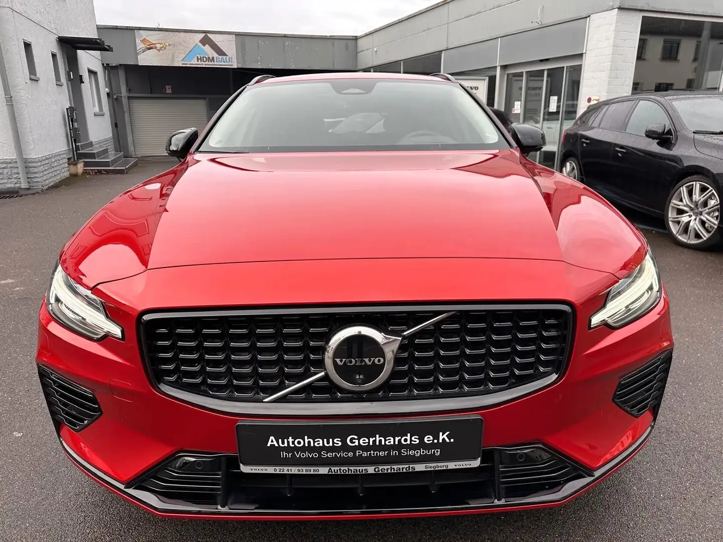 Volvo V60 T8 AWD L Range Ultimate bel.Massagesitz,360° Rot - 2