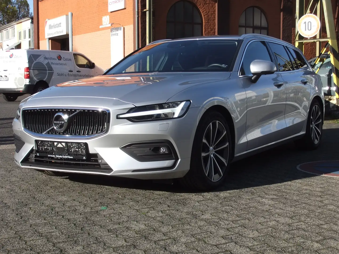 Volvo V60 B4 D Geartronic Momentum Pro Mild Hybrid AHK 360 Silber - 1