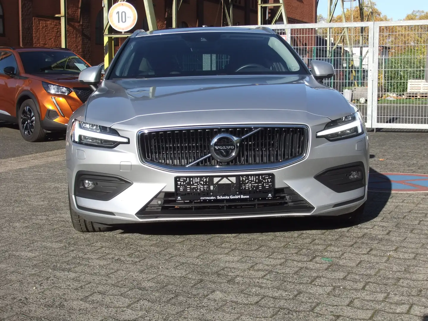 Volvo V60 B4 D Geartronic Momentum Pro Mild Hybrid AHK 360 Silber - 2