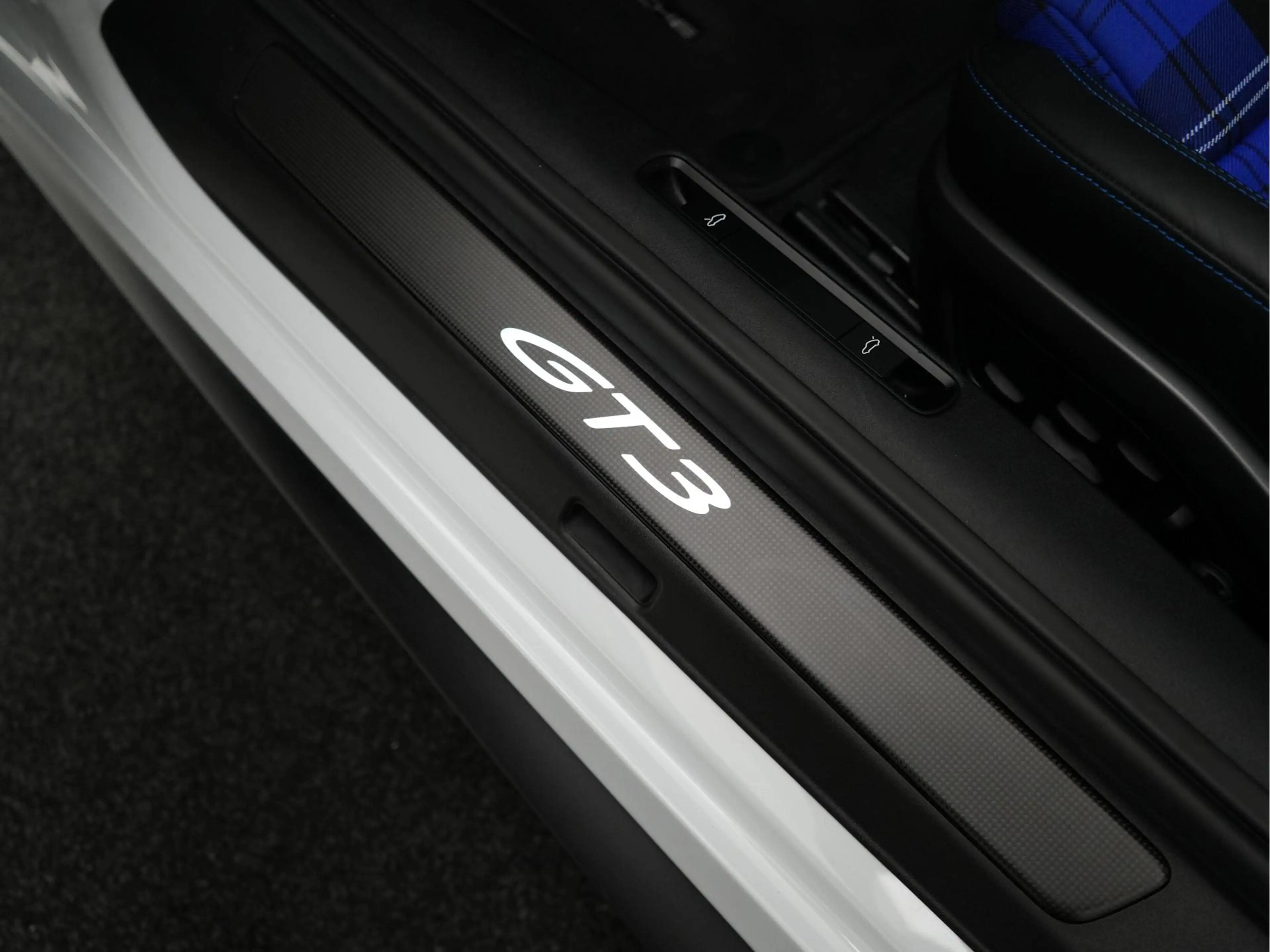 Porsche 992 GT3 Touring — photo 13