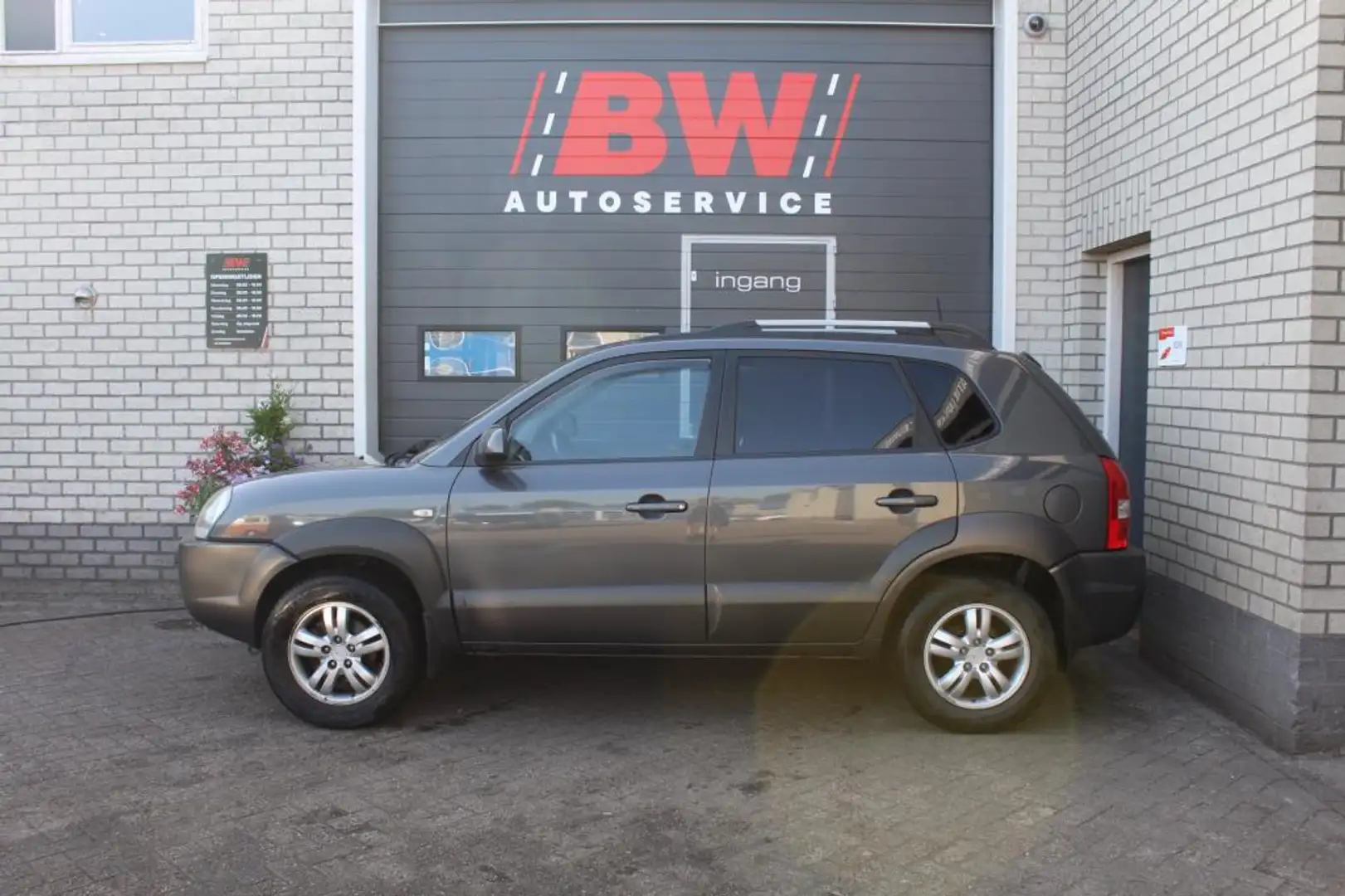 Hyundai TUCSON 2.0i Style Grijs - 2