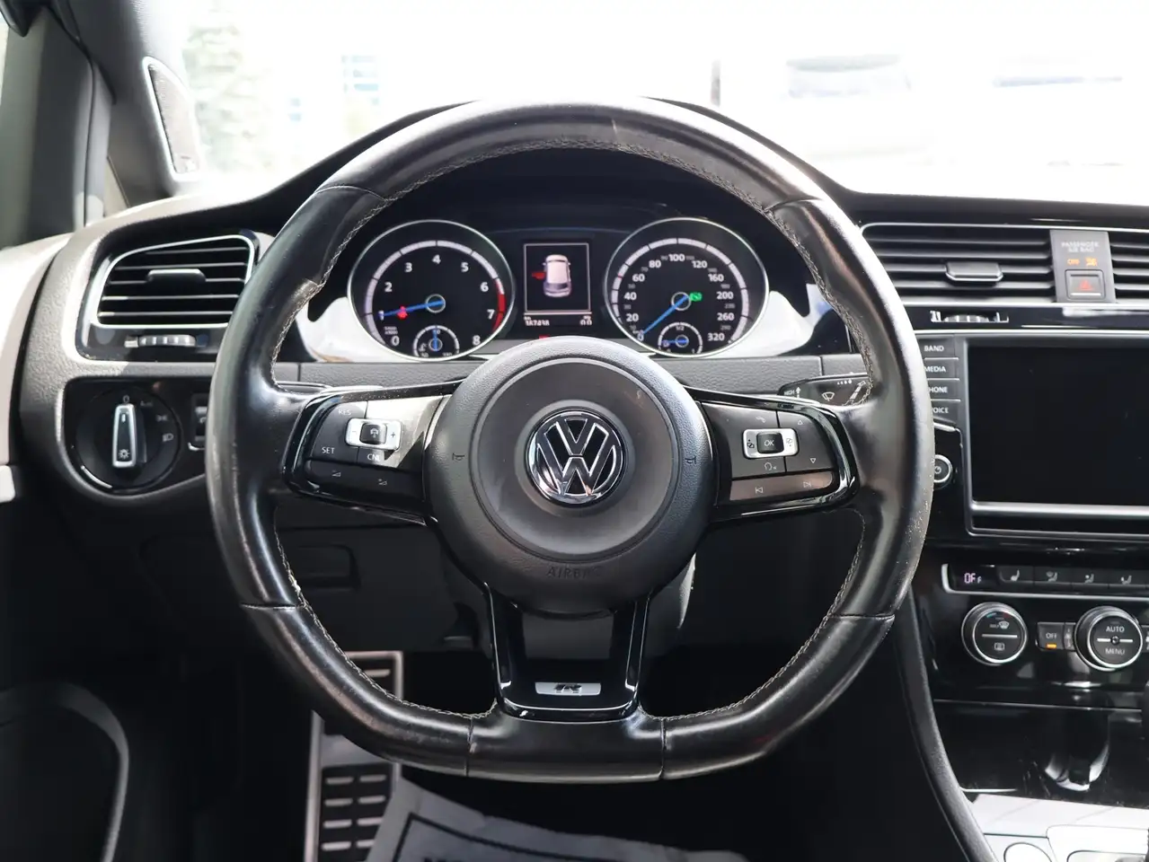 Volkswagen Golf R снимка Volkswagen Golf R