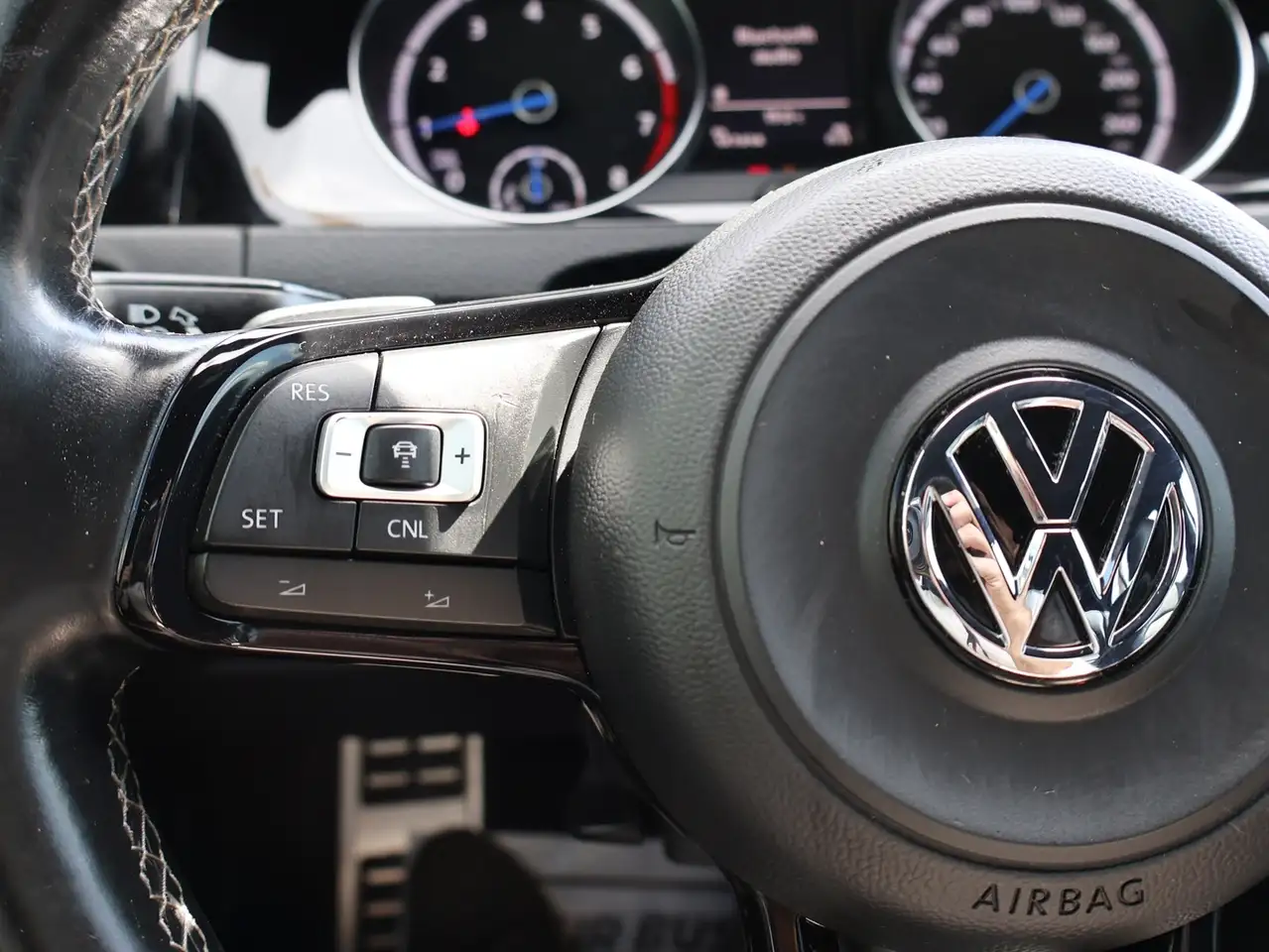 Volkswagen Golf R снимка Volkswagen Golf R