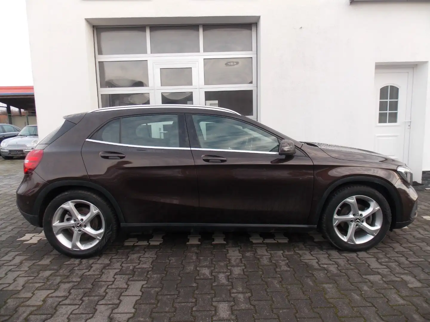Mercedes-Benz GLA 180 Urban Business Braun - 2