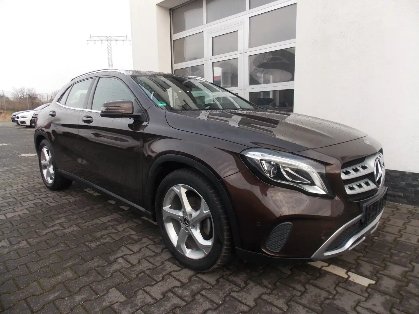 Mercedes-Benz GLA 180 Urban Business Braun - 1
