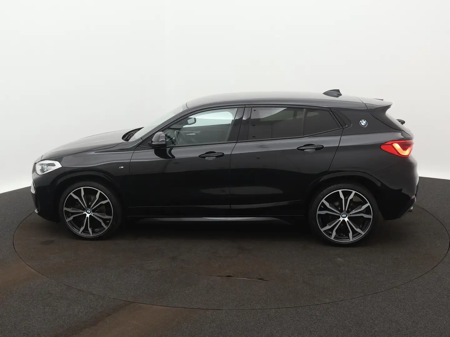 BMW X2 sDrive18i High Executive | M PAKKET | SFEERVERLICH Zwart - 2