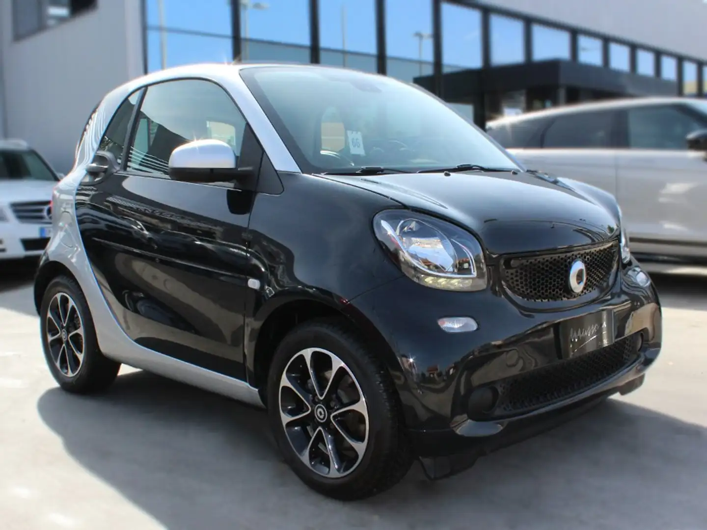 smart forTwo 1.0 Passion 71cv twinamic Zwart - 1