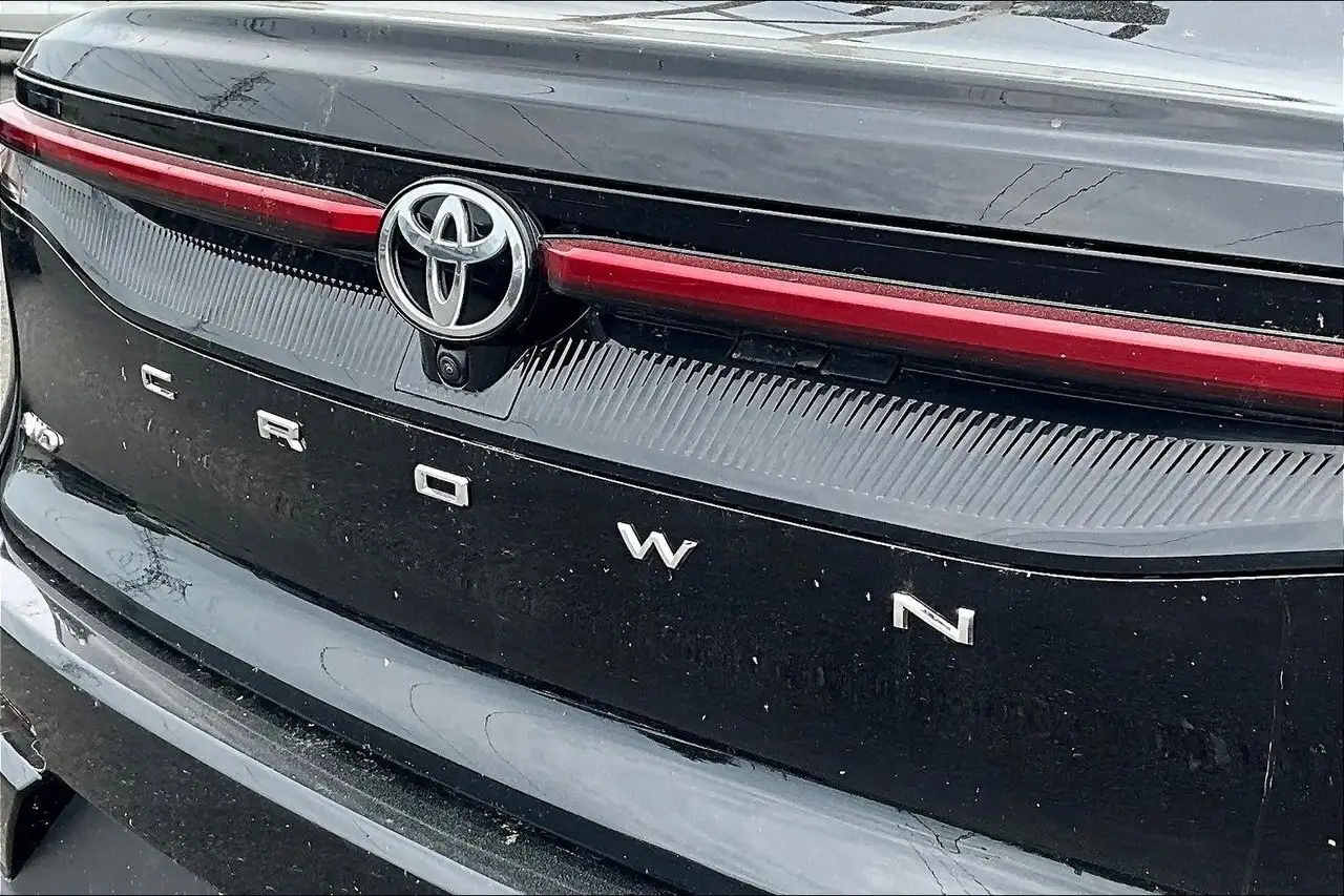 Toyota Crown снимка Toyota Crown