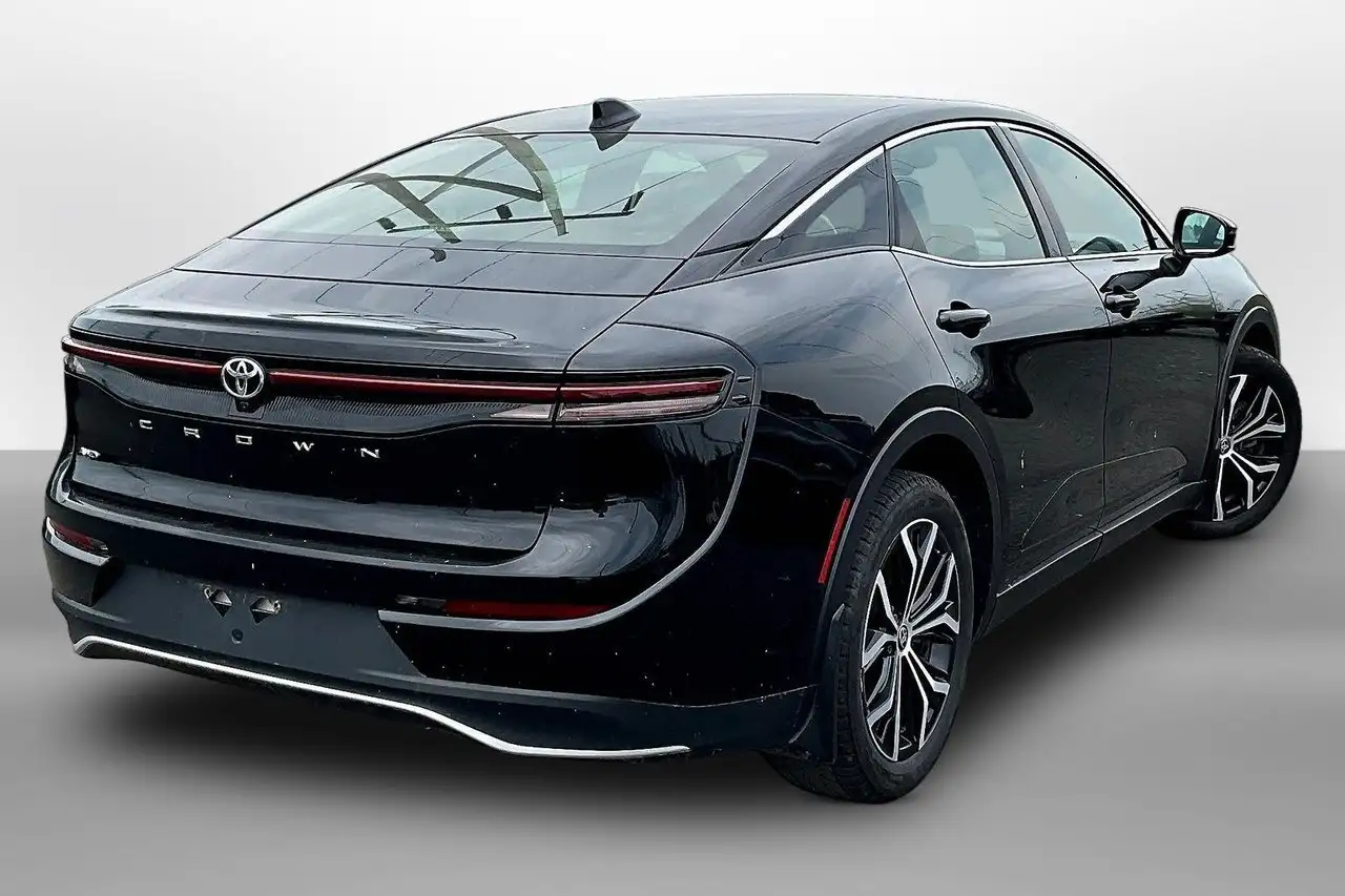 Toyota Crown снимка Toyota Crown