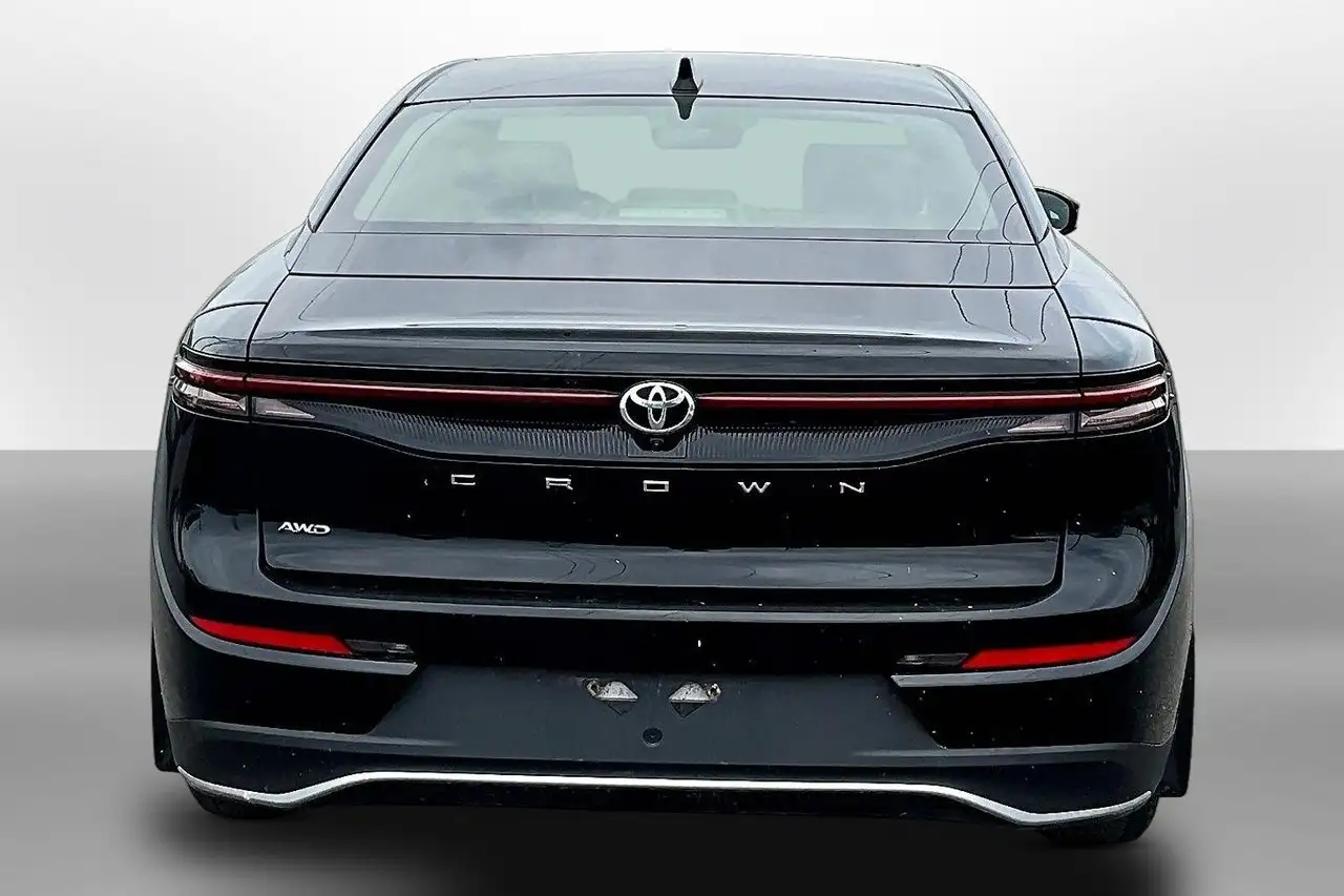 Toyota Crown снимка Toyota Crown