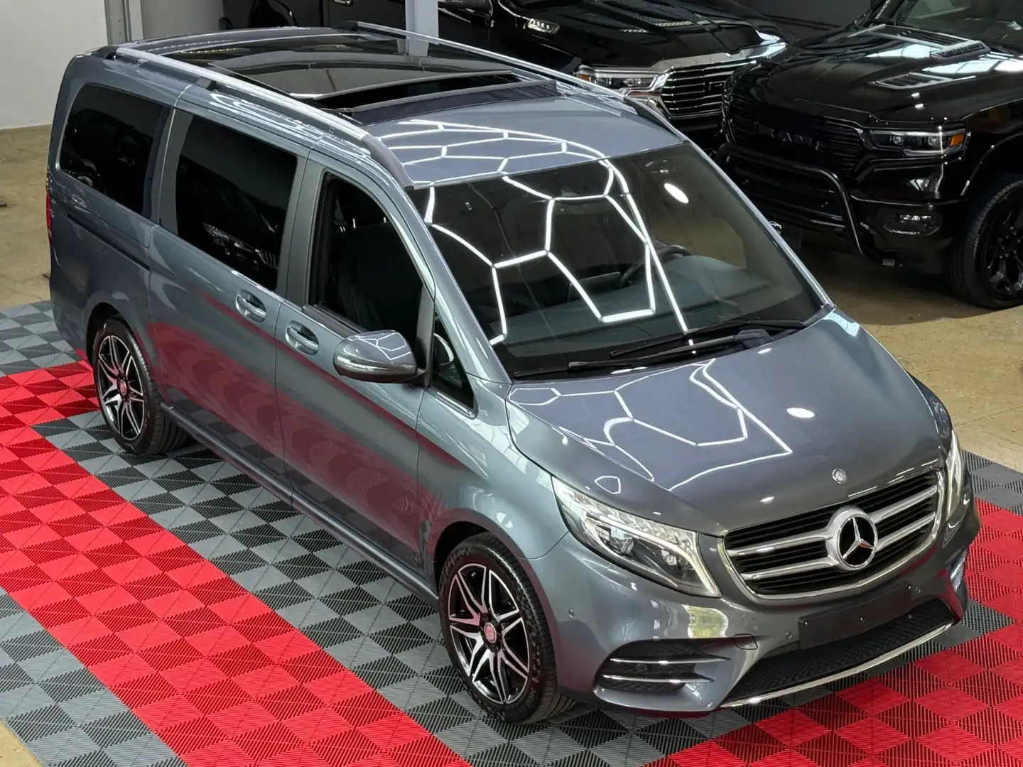 Mercedes-Benz V 250 d Lang 4Matic AMG Line Burmester Panorama Grigio - 1