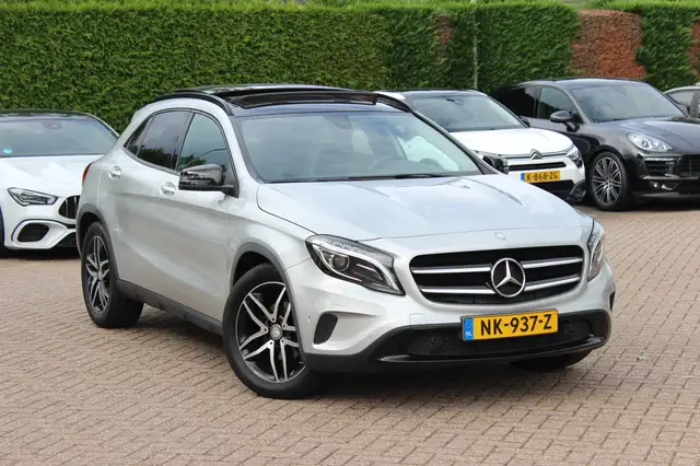 Mercedes-Benz GLA 180 Ambition / Panoramadak / Half leder / Navigatie /