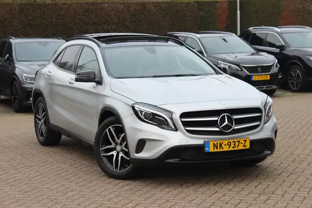 Mercedes-Benz GLA 180 Ambition / Panoramadak / Half leder / Navigatie /