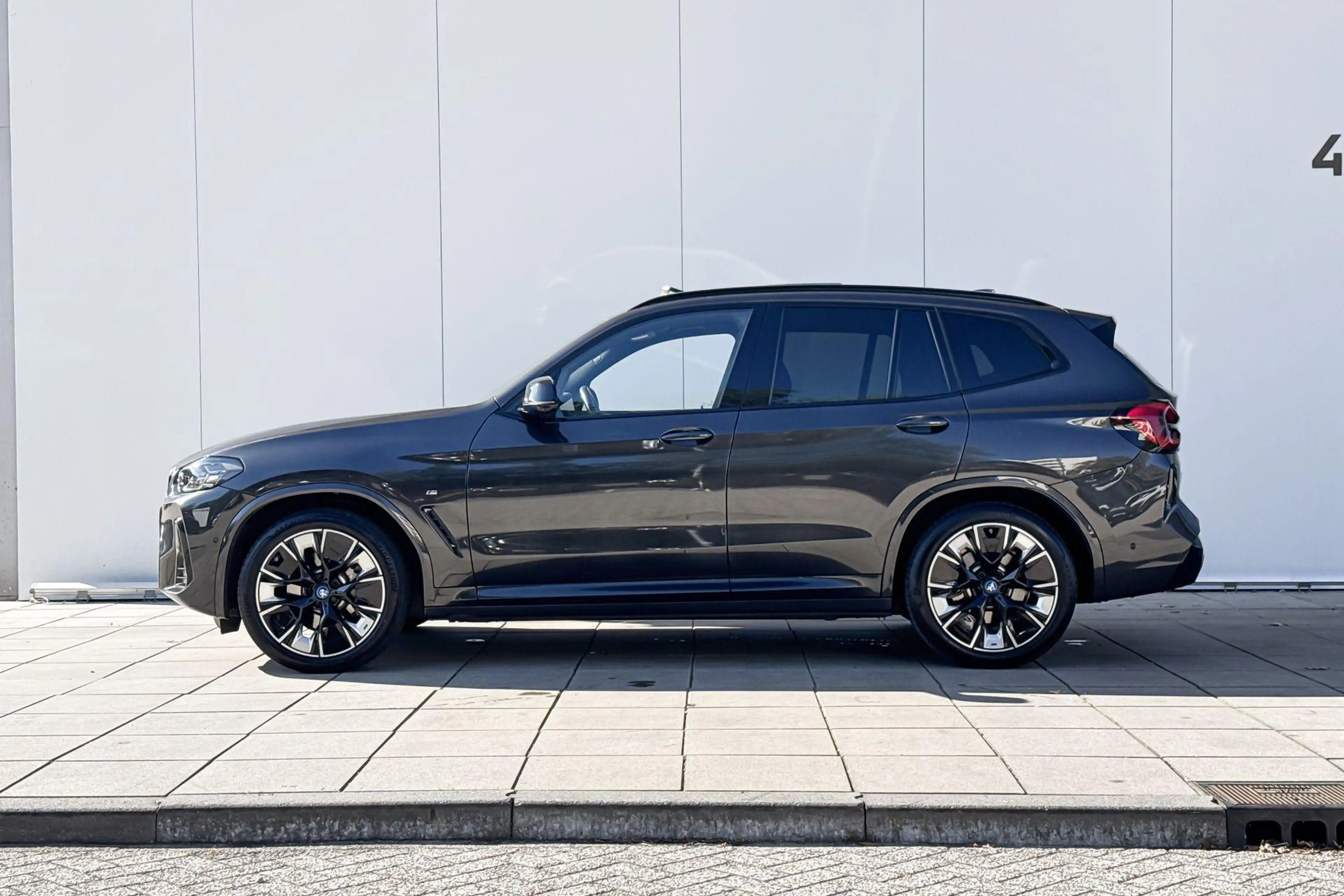 BMW iX3 High Executive / Shadow Line Pack / Driving Assist — photo 2