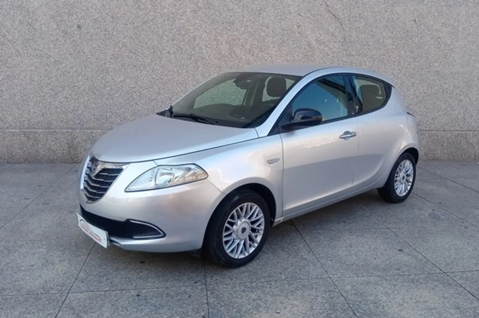Lancia Ypsilon 1.2 Gold Stop&Start Plateado - 1