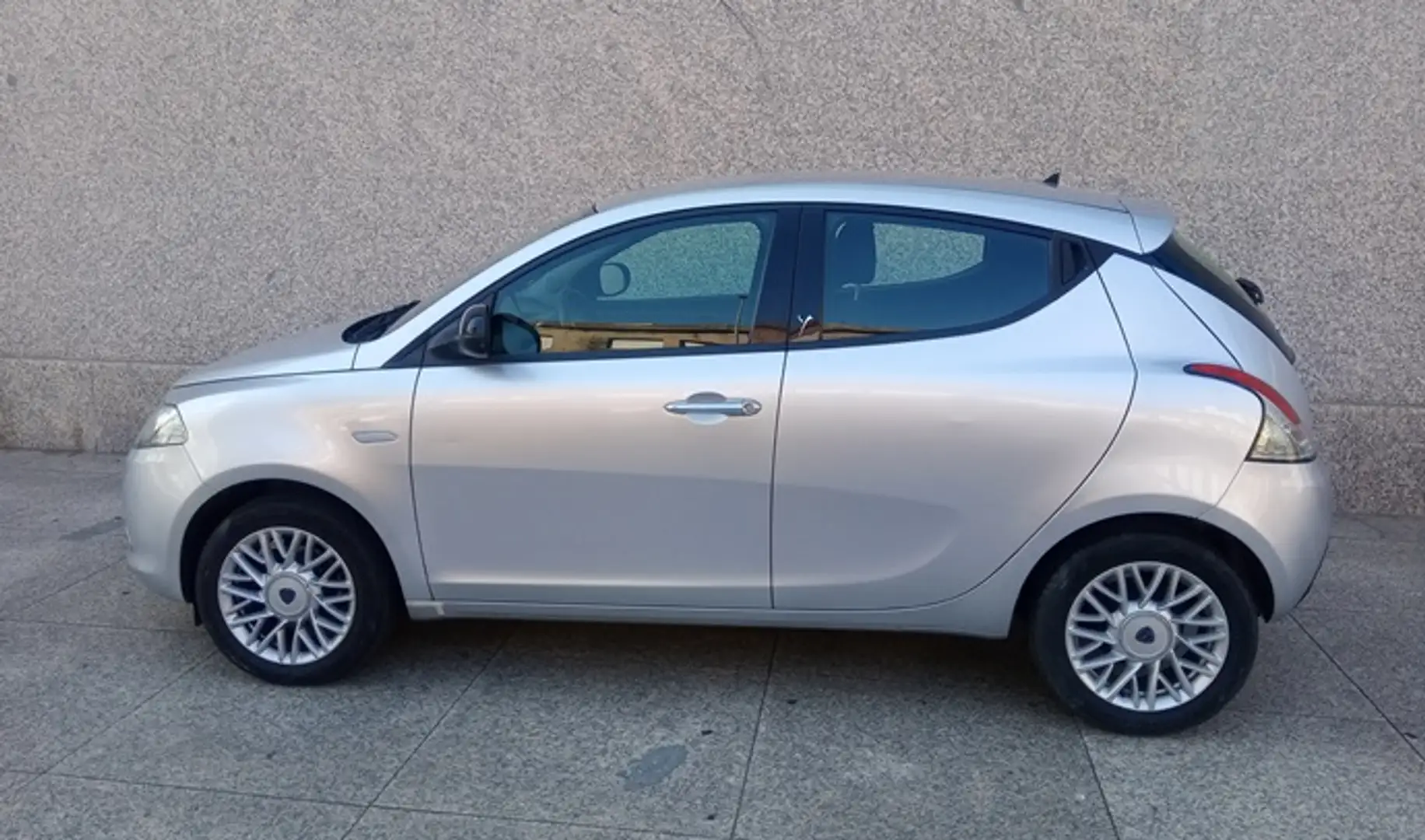 Lancia Ypsilon 1.2 Gold Stop&Start Plateado - 2