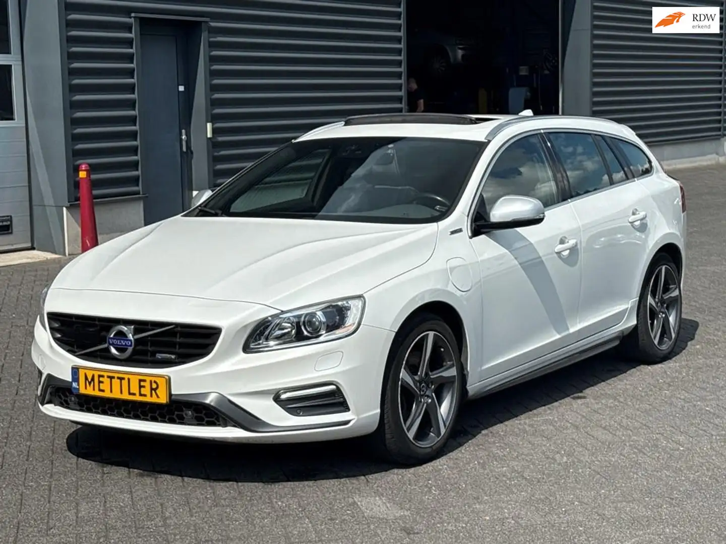 Volvo V60 2.4 D6 AWD Plug-In Hybrid R-Design , Panoramadak Wit - 1