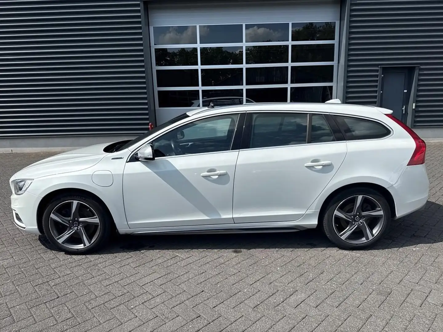 Volvo V60 2.4 D6 AWD Plug-In Hybrid R-Design , Panoramadak Wit - 2