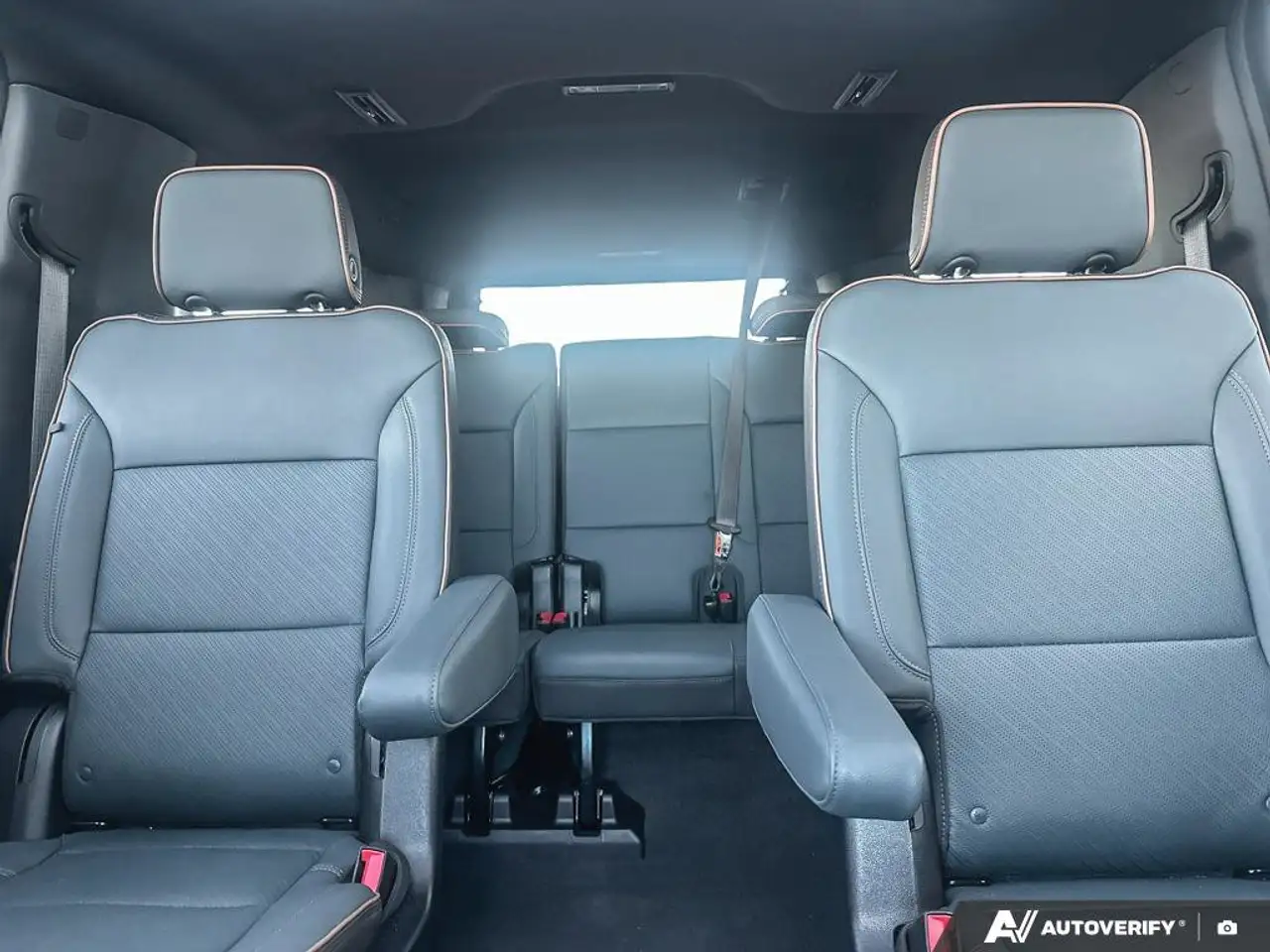 GMC Yukon снимка GMC Yukon