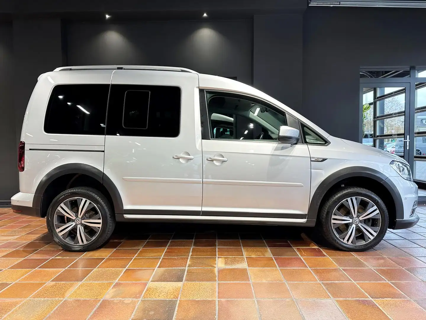 Volkswagen Caddy ALLTRACK 4MOTION 5-SI SEIKEL AHK SCHALTER 1.HAND/B Silber - 1