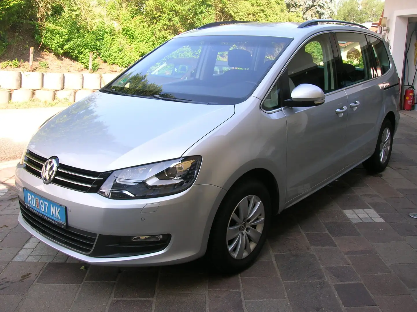 Volkswagen Sharan Comfortline, Start-Stopp, Xenon, ALU, Parksensoren Grau - 2
