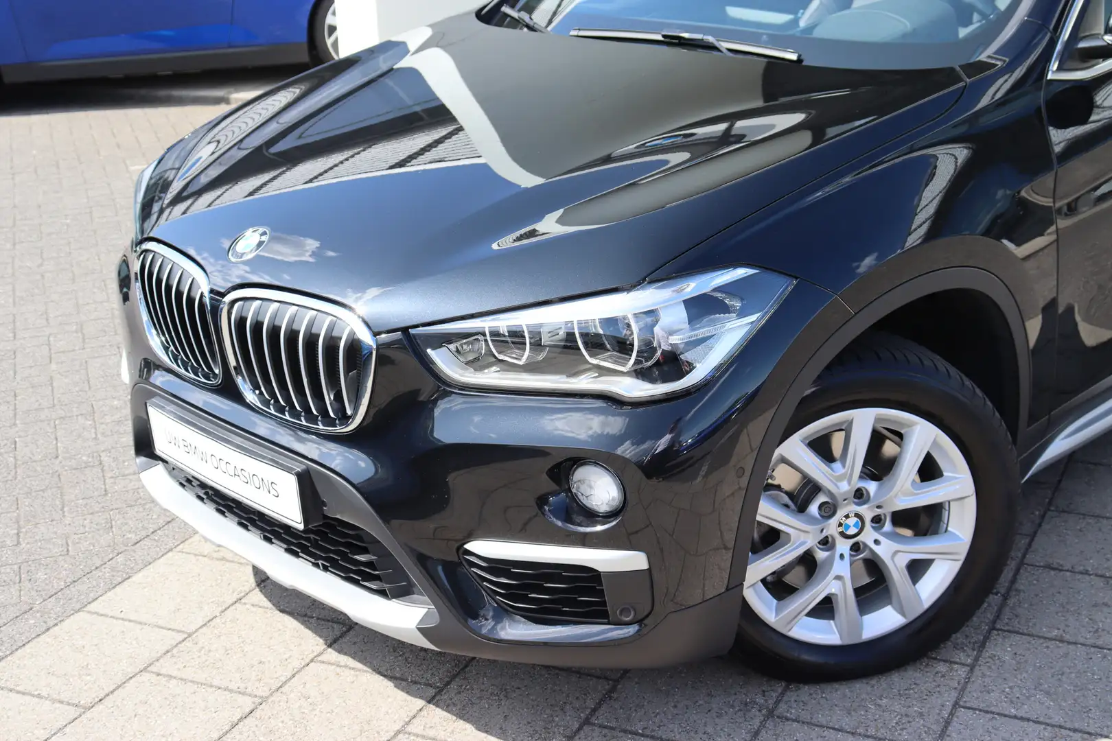 BMW X1 sDrive20i High Executive xLine automaat / Panorama Zwart - 2