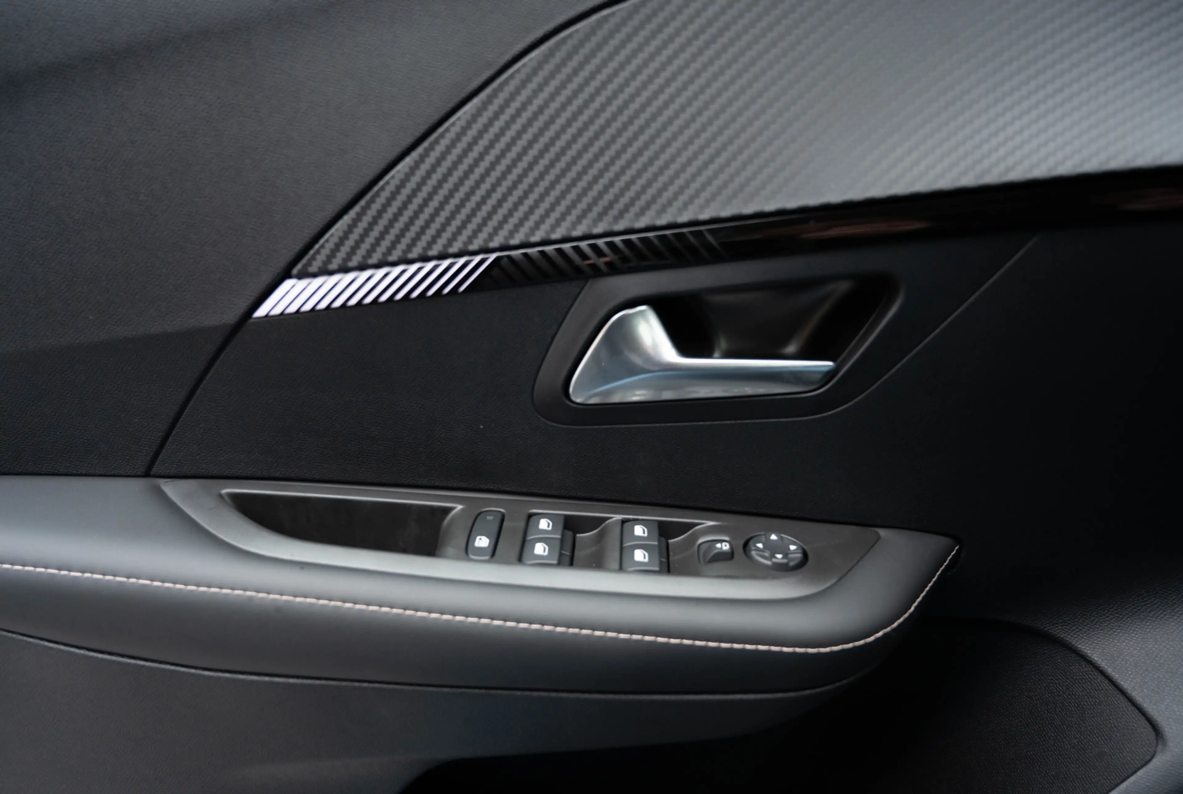 Peugeot 208 ALLURE PureTech 100 PS *DRIVE-ASSIST*NAVI* — photo 12