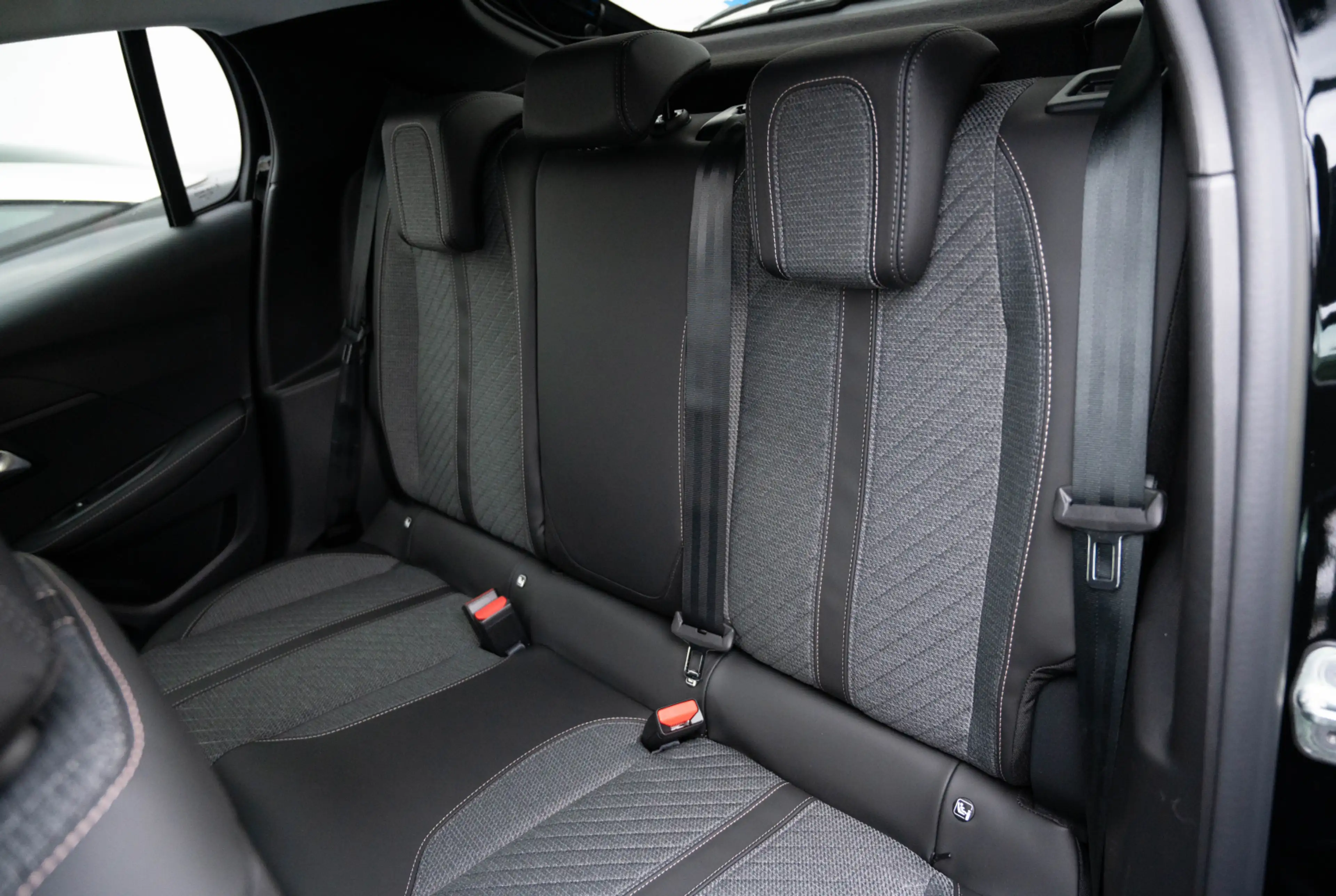 Peugeot 208 ALLURE PureTech 100 PS *DRIVE-ASSIST*NAVI* — photo 7