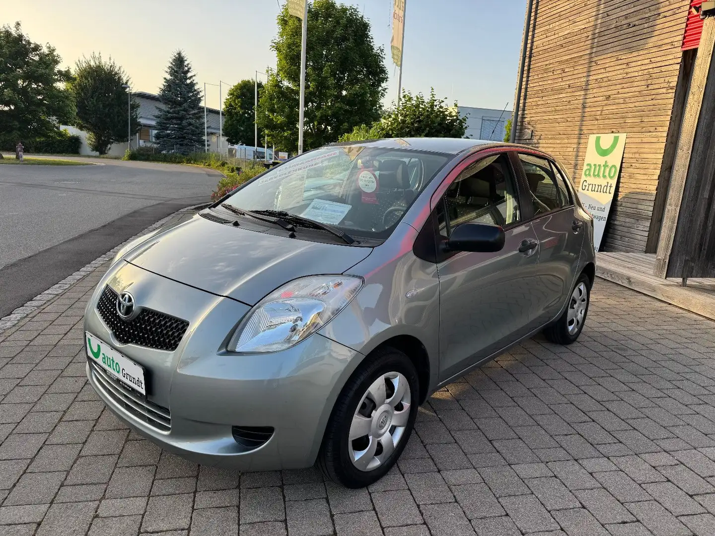 Toyota Yaris Cool Silber - 1