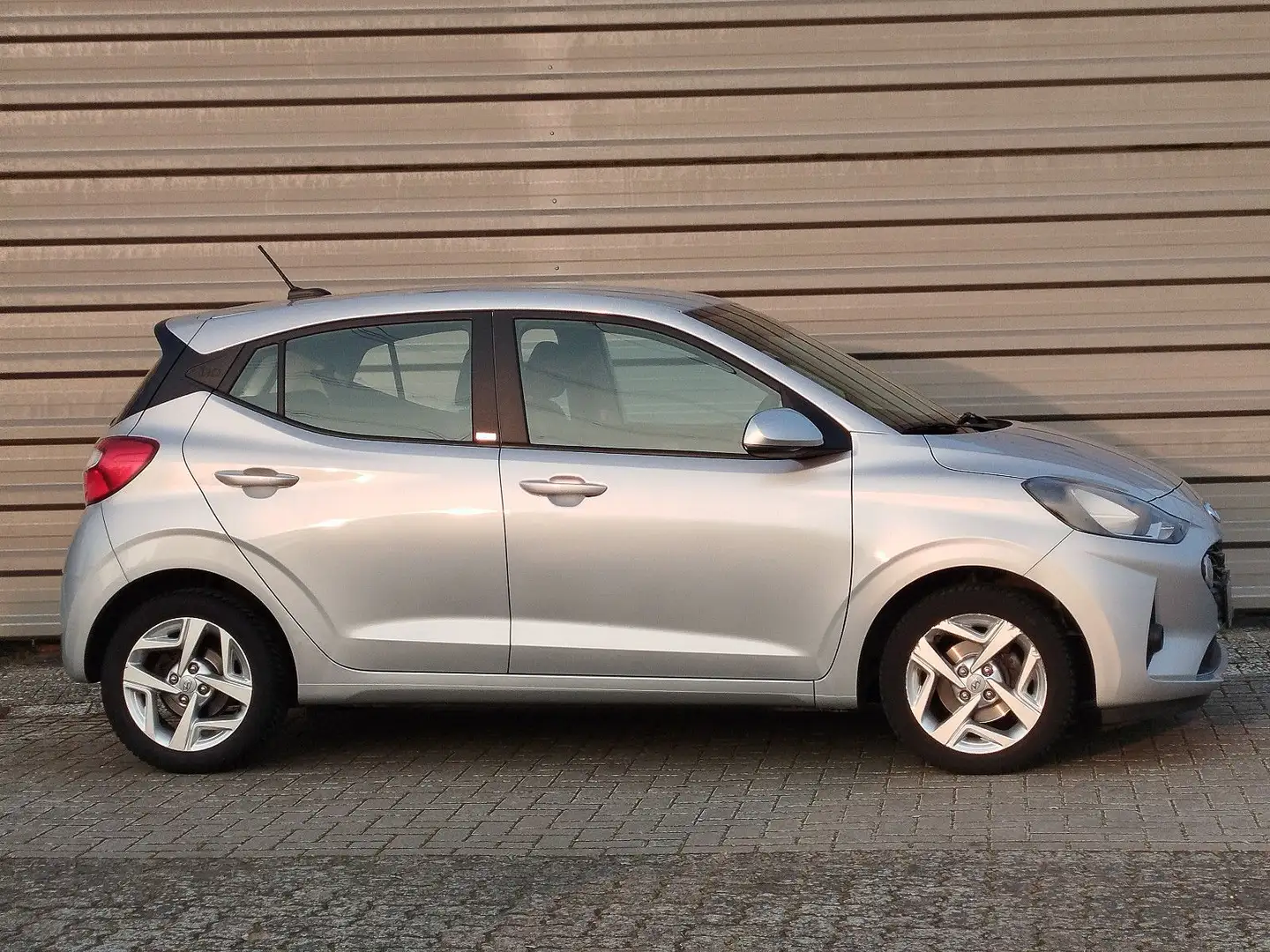 Hyundai i10 Trend Automatik SHZ LHZ PDC DAB Tüv neu Silber - 2