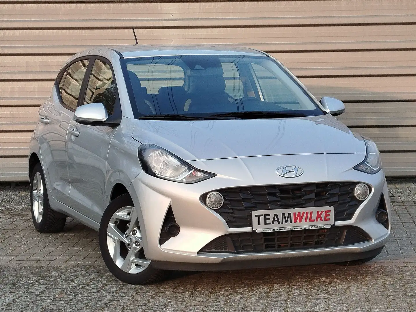Hyundai i10 Trend Automatik SHZ LHZ PDC DAB Tüv neu Silber - 1