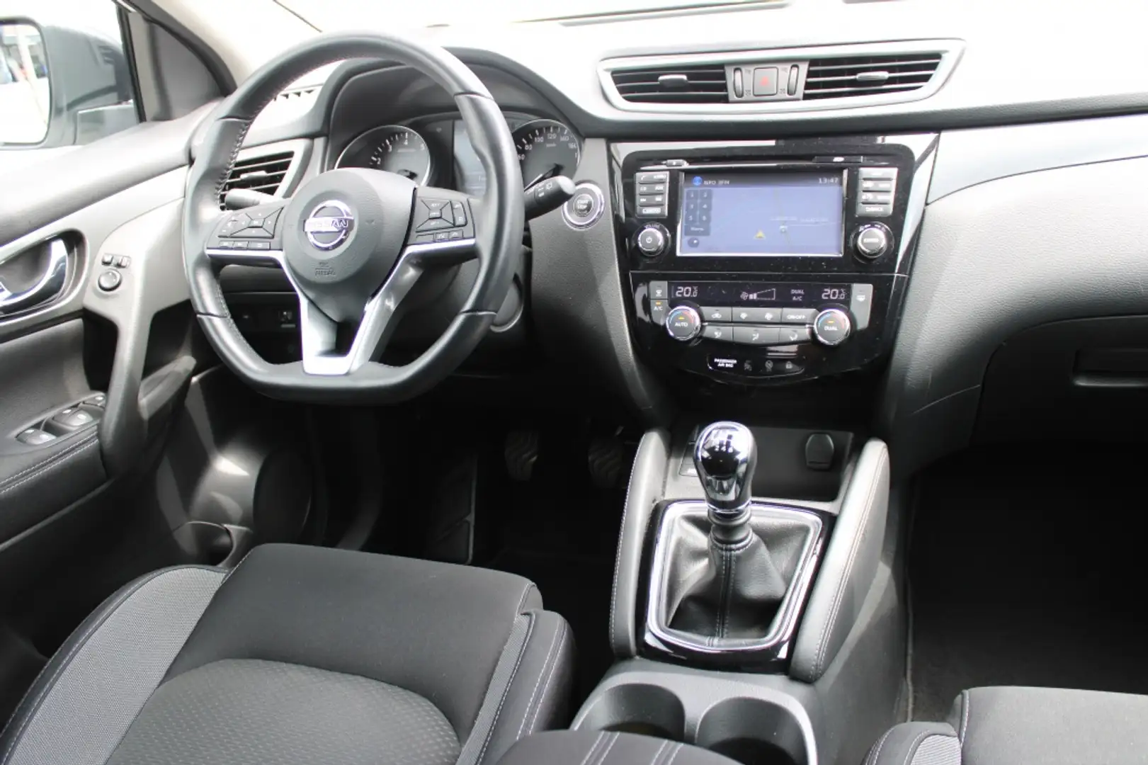 Nissan Qashqai 1.2 N-Connecta + Panoramadak | Trekhaak | Navi | C Wit - 2
