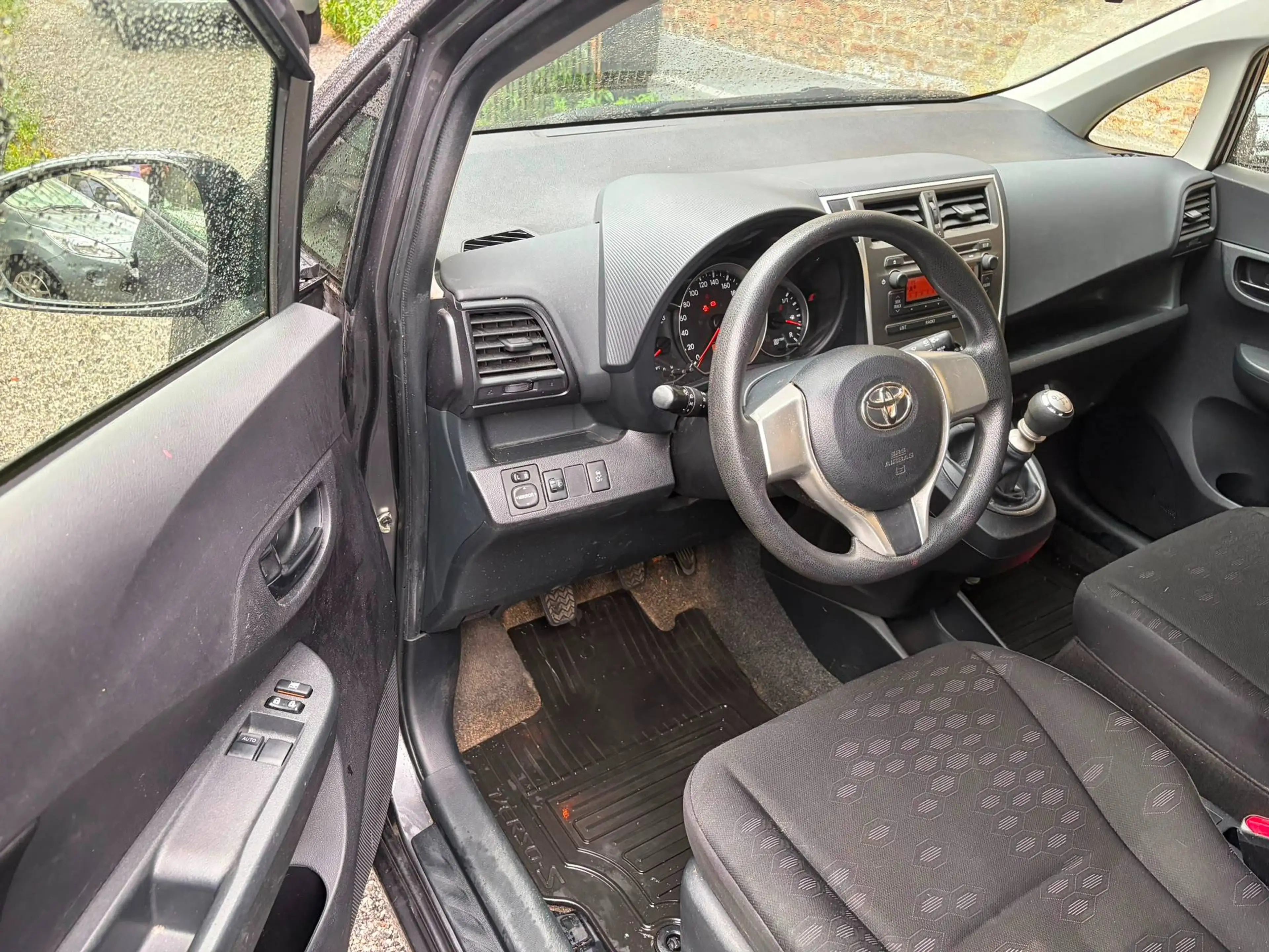 Toyota Verso-S Verso S 1.33 VVT-i 41000 km prêt à immatriculé — photo 7