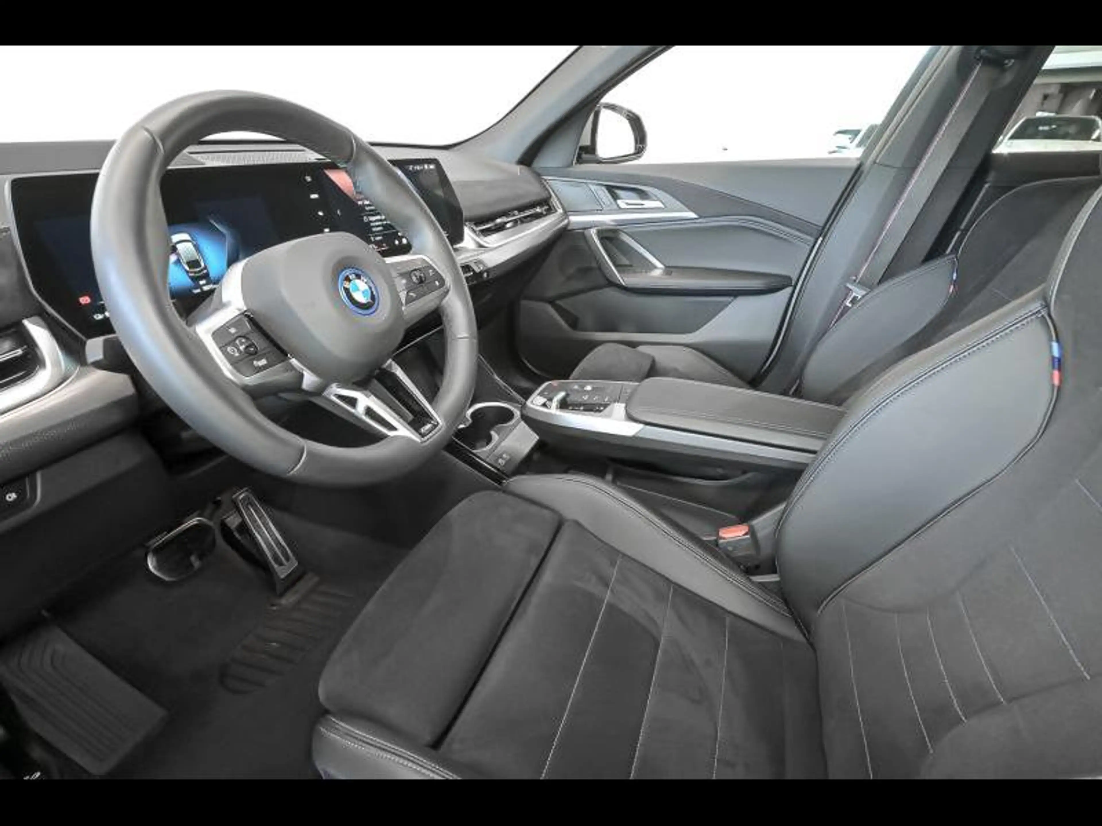 BMW iX2 xDrive30/M-Sport Pro/Frozen Pure Grey — photo 6