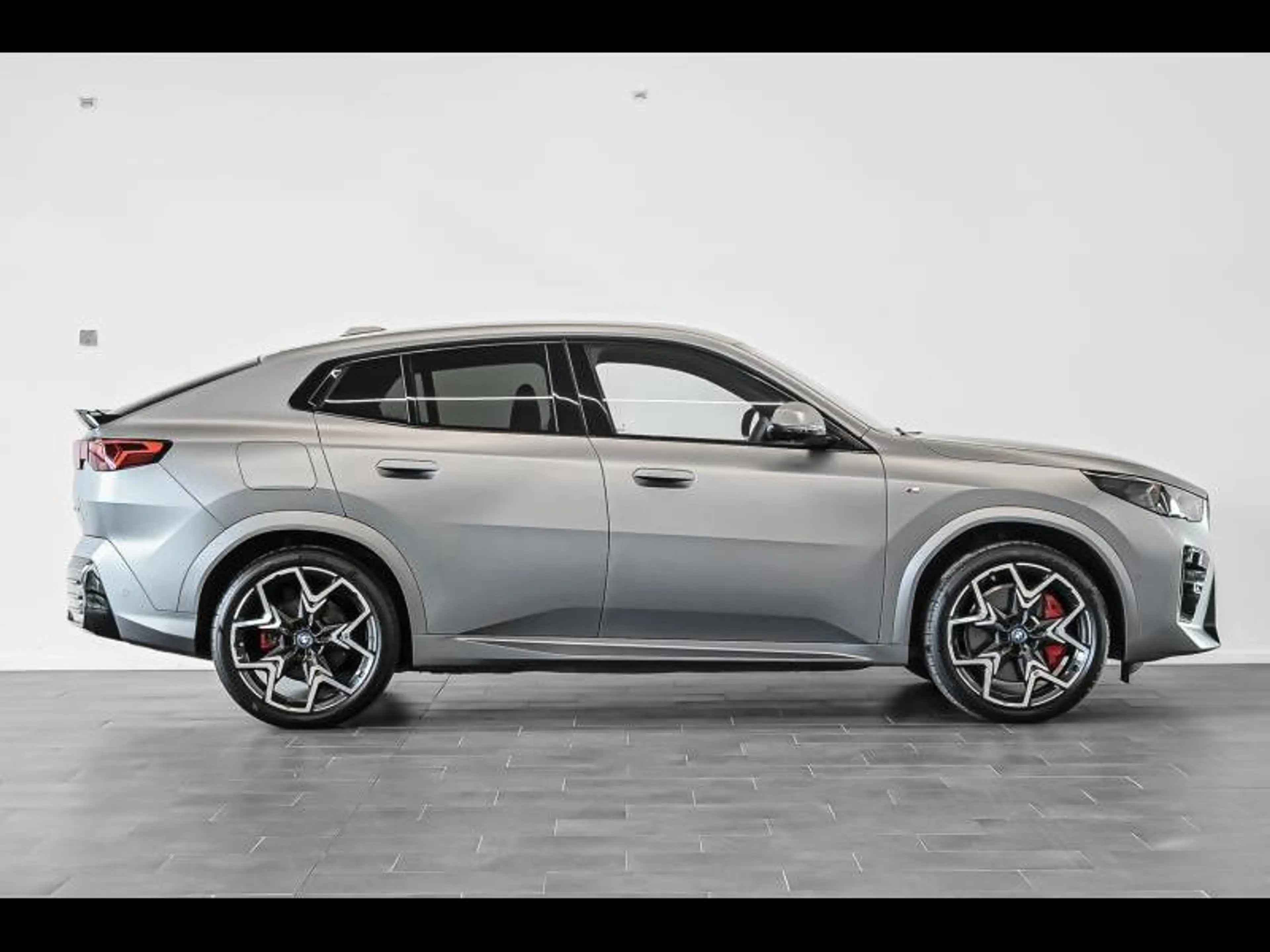 BMW iX2 xDrive30/M-Sport Pro/Frozen Pure Grey — photo 3