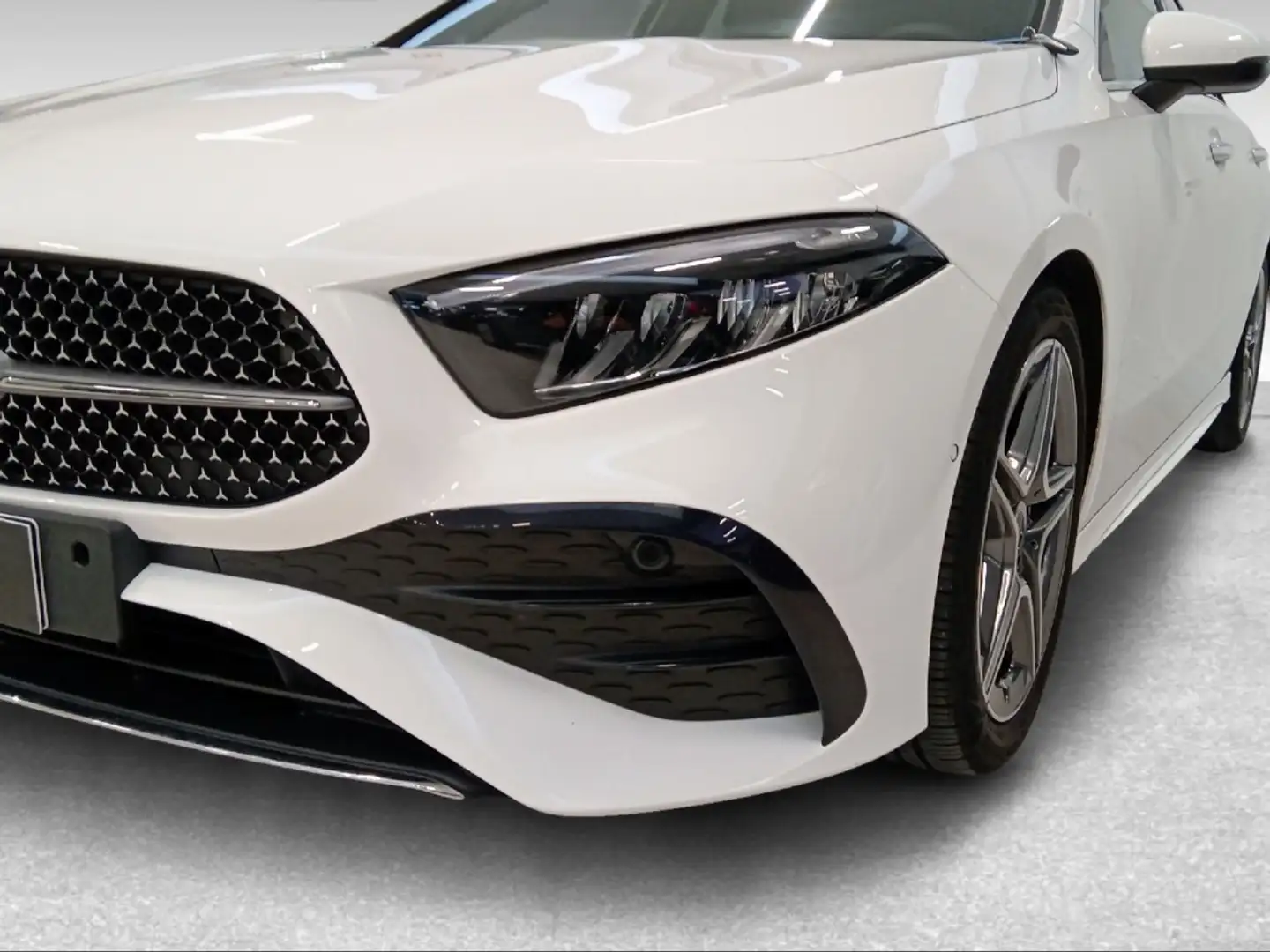 Mercedes-Benz A 180 180 d Premium auto Weiß - 2