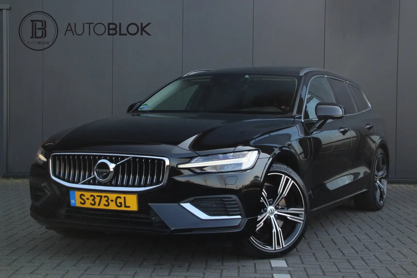 Volvo V60 2.0 T8 Twin Engine AWD R-Design | Panoramadak | Tr Schwarz - 1