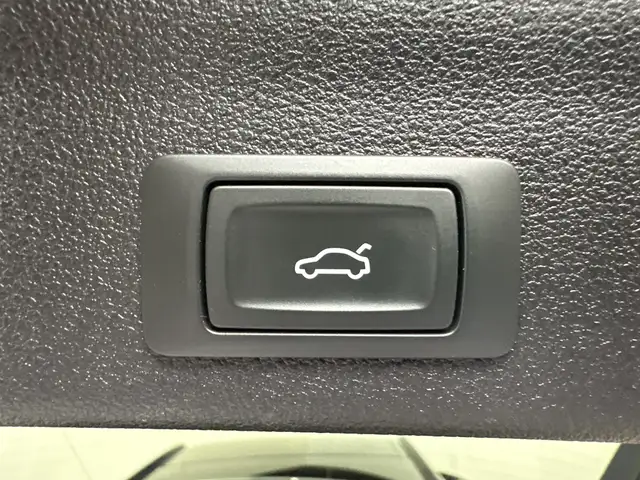 Audi S6 Avant view 7