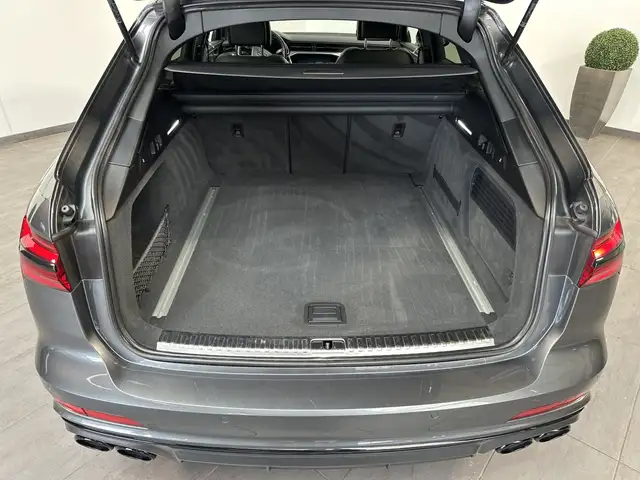 Audi S6 Avant view 6