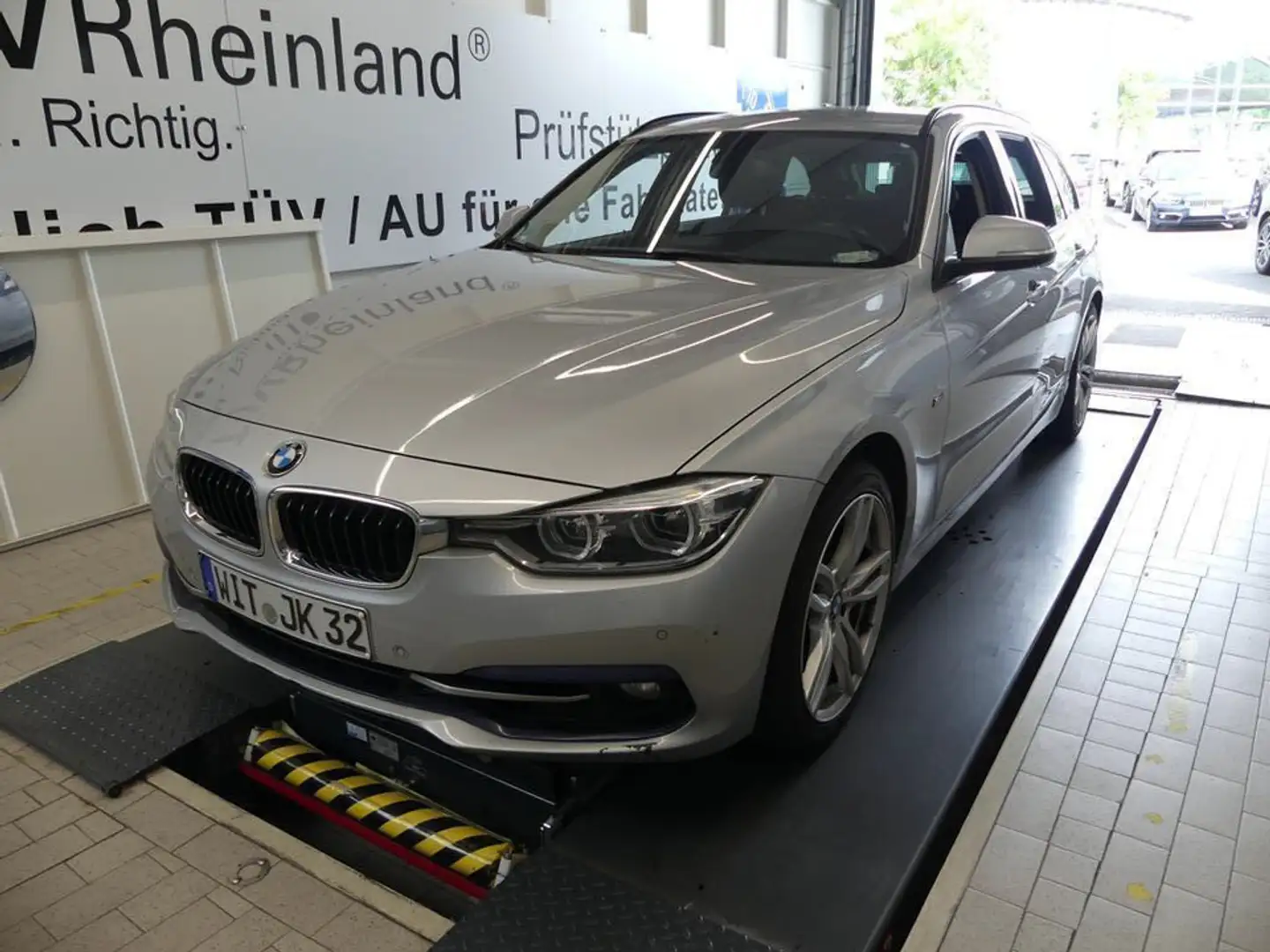 BMW 320 i Touring Sport Line Sport Aut. Navi Business Silber - 2